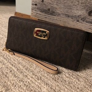 Michael Kors wristlet
